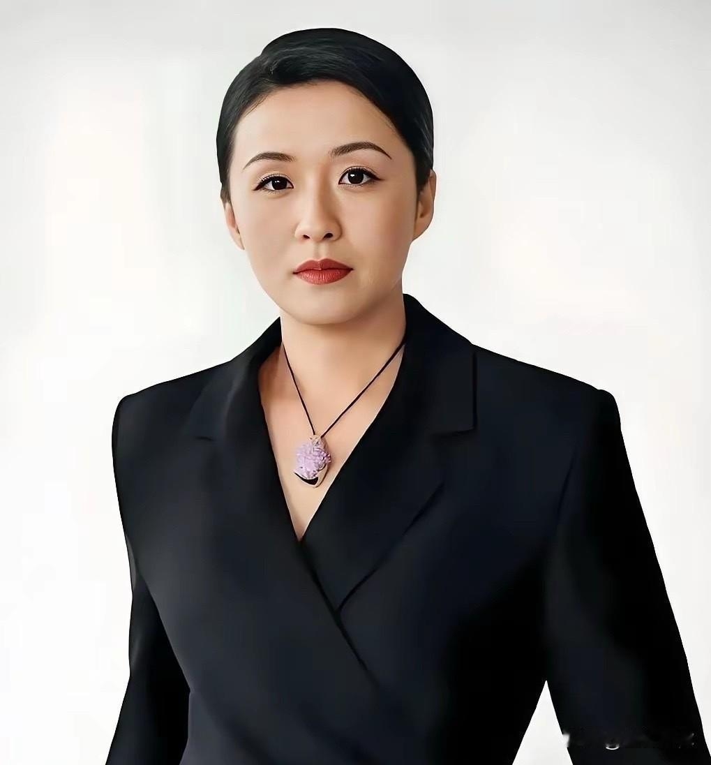 秦雯的枪手许思窈言行比秦雯更过分，直接称呼古二下等人，一方面是秦雯用闺蜜情和报酬