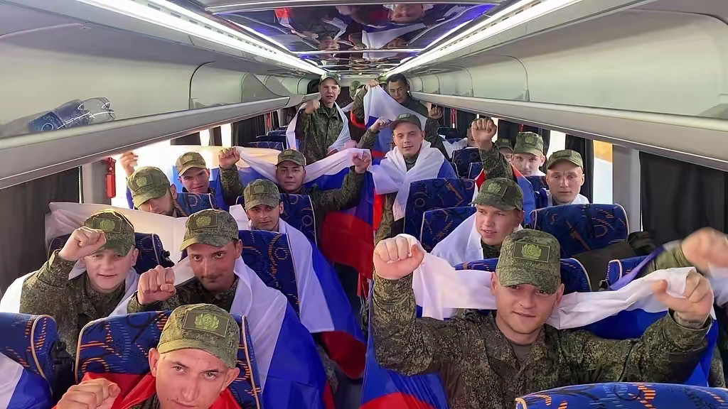 果然活人还是更重要！乌克兰那些被冰冻的阵亡士兵遗体仍然躺在冷藏车中，仿佛冰棍一