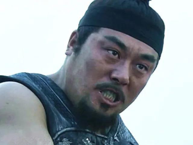 今日话题:许褚为何敢杀许攸而不敢杀陈宫???网友甲:陈宫救了曹操,又是忠义正