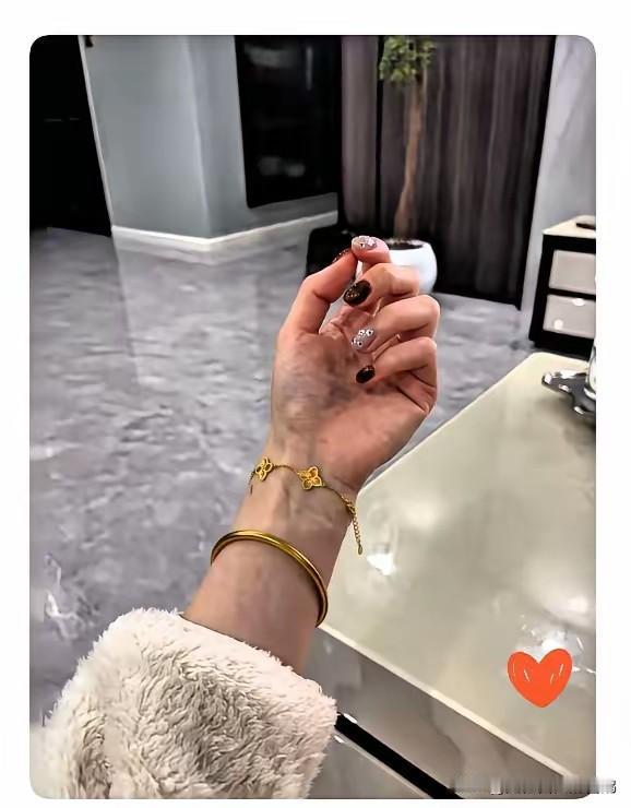 奉劝大家，别再戴金饰了，尤其是金项链和金手镯，因为有古话说“财不外漏”。如