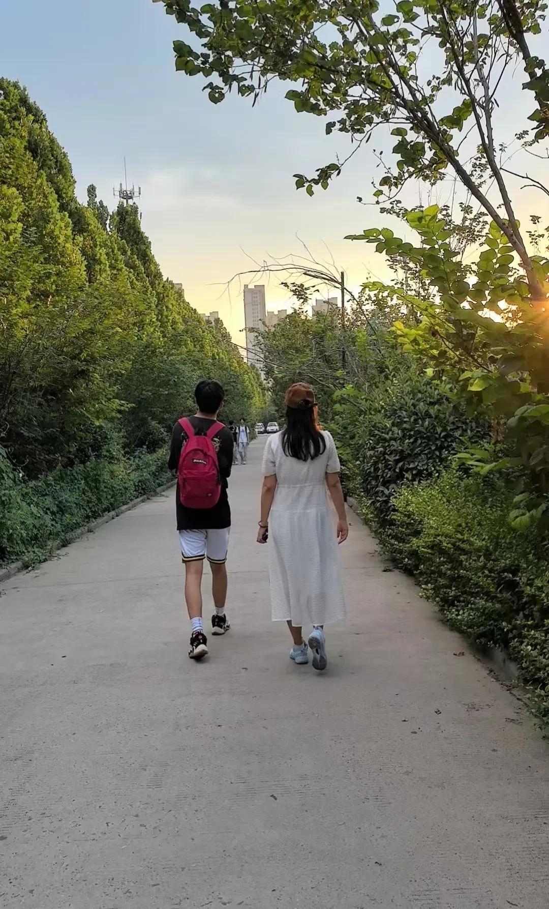 大三的儿子在学校里谈了个女朋友，这是我们都心知肚明的事。今天我和老公来省城办事