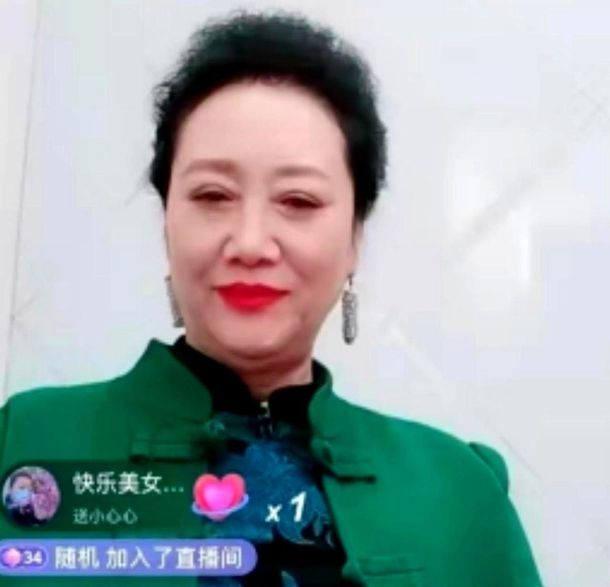 直播间的灯光刚亮起来，67岁的老戏骨王丽云还没进入带货状态就先翻了车。镜头前两