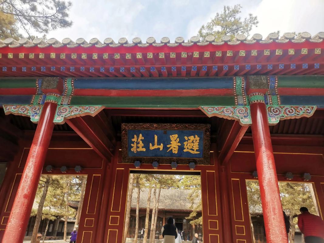 暑期又快来了。我们玩得来的朋友们往年喜欢去云南、贵州避暑，一般租房住，但旺季房租