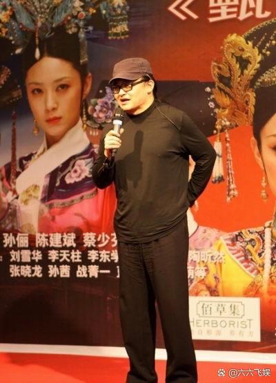 可能很多人不知道，《甄嬛传》整个系列的音乐都是刘欢做的。郑晓龙提前邀约，刘欢当时人还在美国，直到拍安