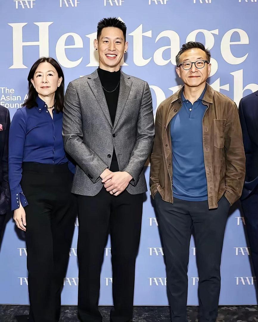 蔡崇信和原配在一起的合照，无论气质和气场都是非常匹配的，穿着也非常有品位。