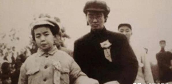 1952年6月1日，毛主席在接见少先队员代表时，听闻有一名孩子名叫左太北，亲切的
