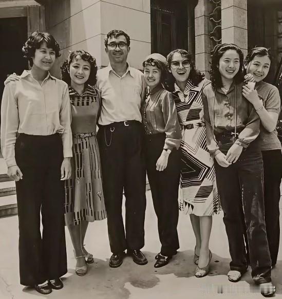 80年代，戴着眼镜的谢晋导演风度翩翩，才子一个，看和他留影的这些女明星们个个都好