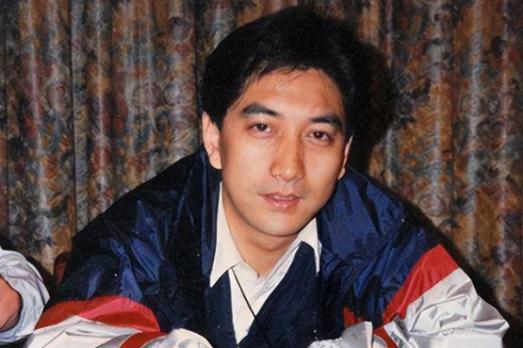2007年，水均益的妻子意外瘫痪，他毫不犹豫选择和妻子离婚，女儿哭着恳求：爸爸，