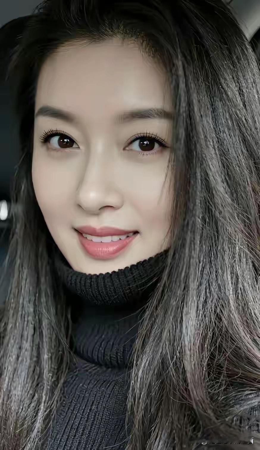 这个美女好漂亮，令人赏心悦目，怎么看都不会觉得腻，颜值比高圆圆还要好看。果然