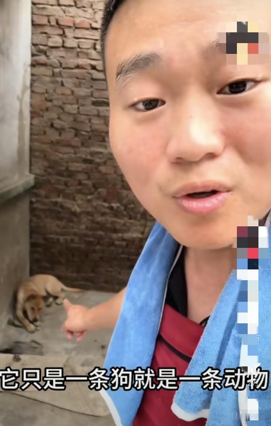端午节当天，男子正在厨房里煮粽子，用的是不锈钢桶，他的几个姨在屋里包，他在厨房里