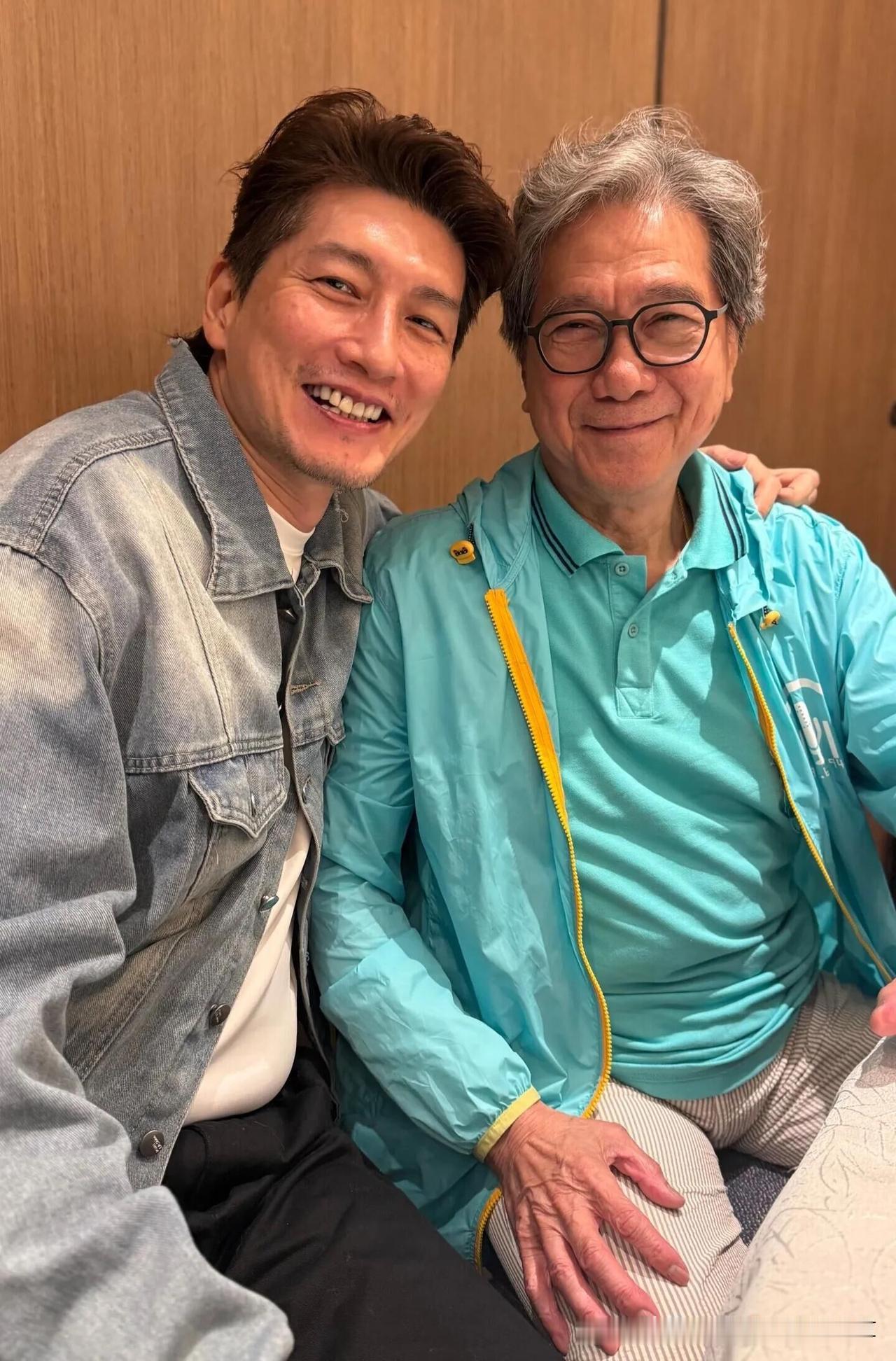 这位主持人还是这么帅气，他以前可是很多60、70后观众心中的男神，以前年轻时主持