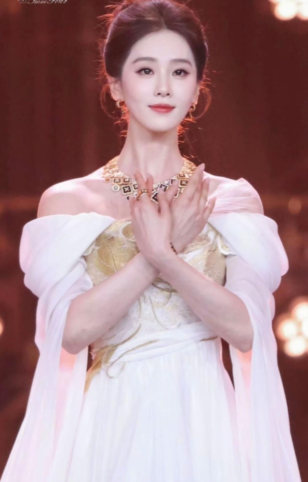 谁能不被北影闭幕式舞台上的刘诗诗惊艳住！一袭仙气白纱鎏金礼裙登