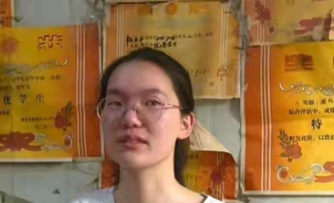 高考成绩,在意人有哪些?河南平顶山699分的寒门女孩韩雅平被清华暖心兜底，太让