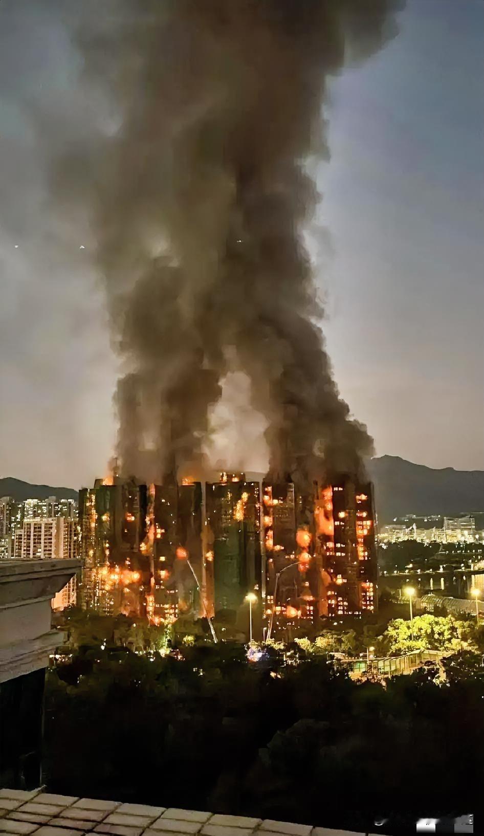 我问我建筑学的朋友，为什么香港这次的火灾烧的那么厉害？没想到我朋友说，香港火灾