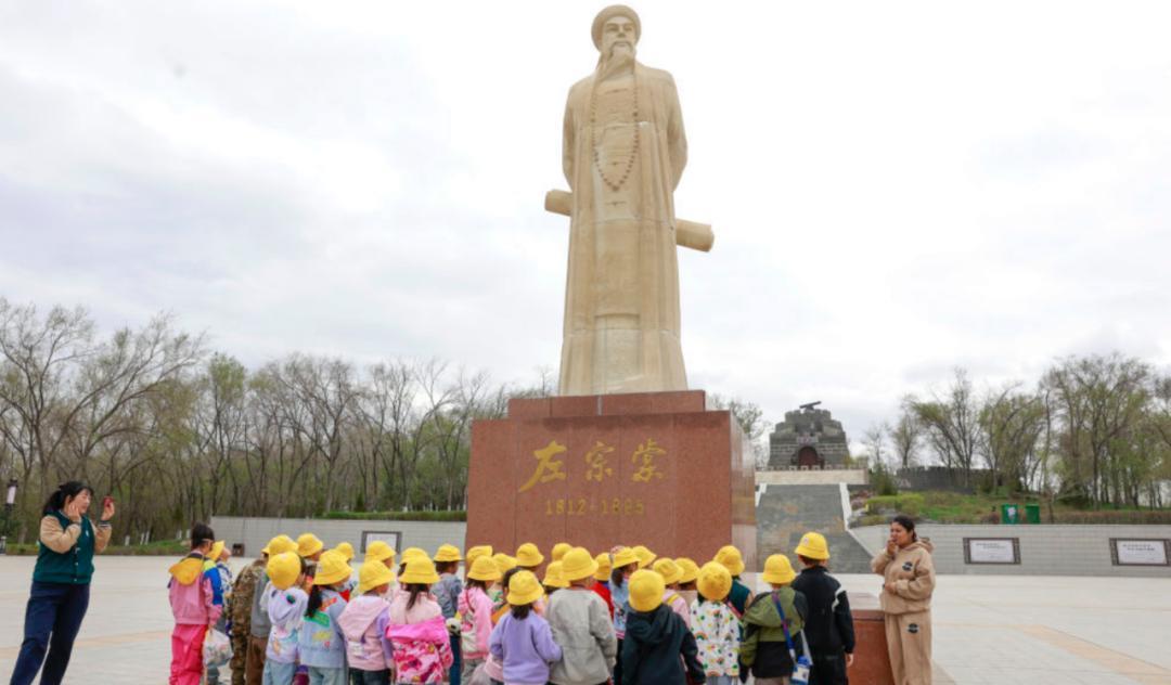 “如果六旬老人不抬棺材出关，今天我们去新疆可能要办护照。”——这句话在网上疯传，
