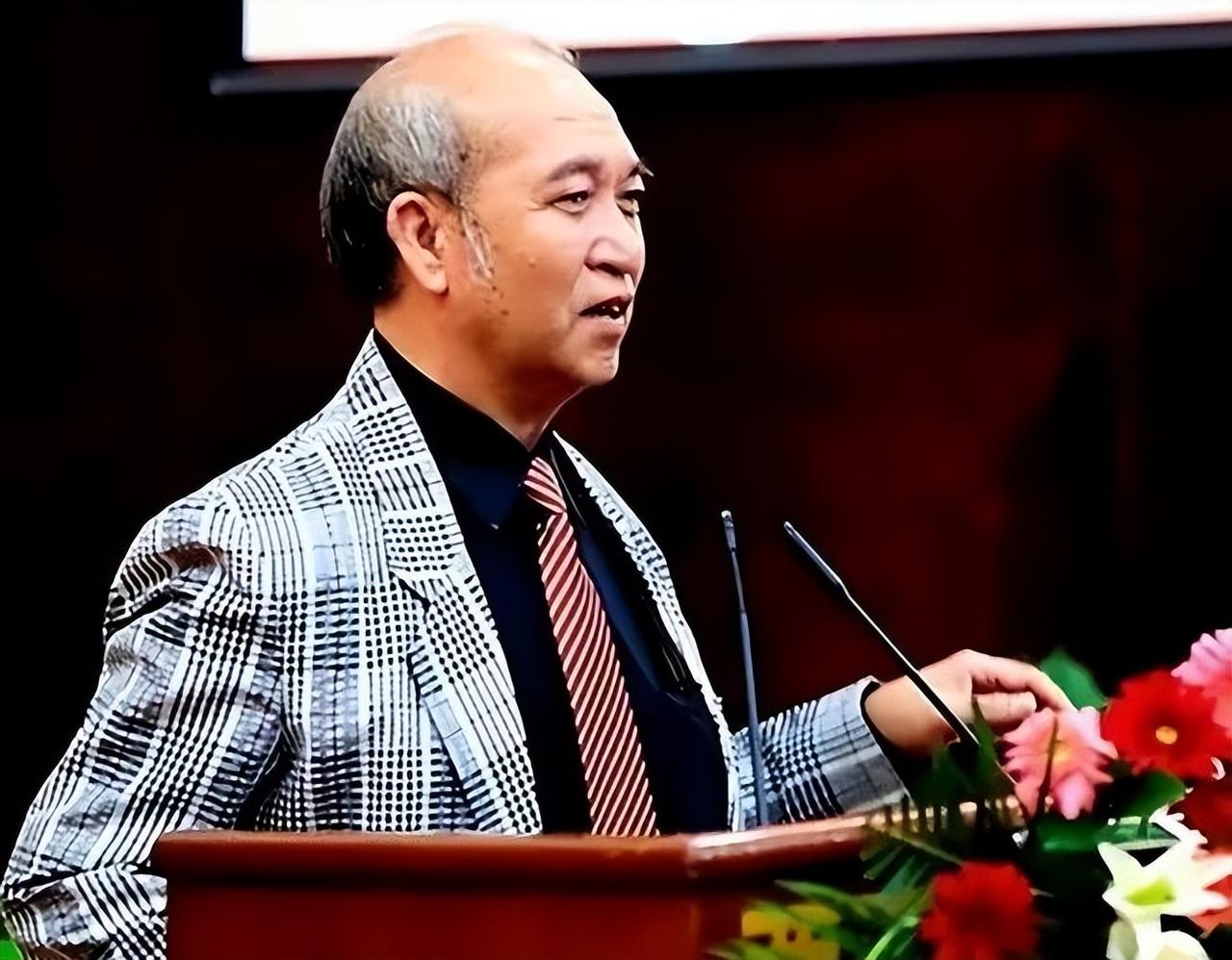 1991年，广东男子赵泰来，放弃中国国籍，转头加入英国，在英国，他打扮成乞丐，四