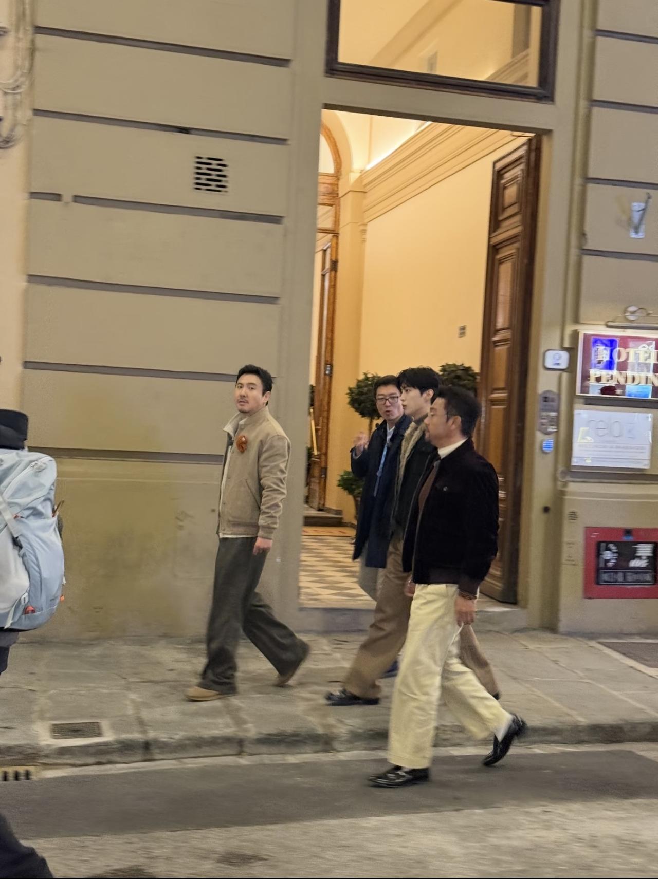 近日，有位网友在意大利偶遇明星大咖，沈腾、贾冰、范丞丞现身佛罗伦萨街头的画面。