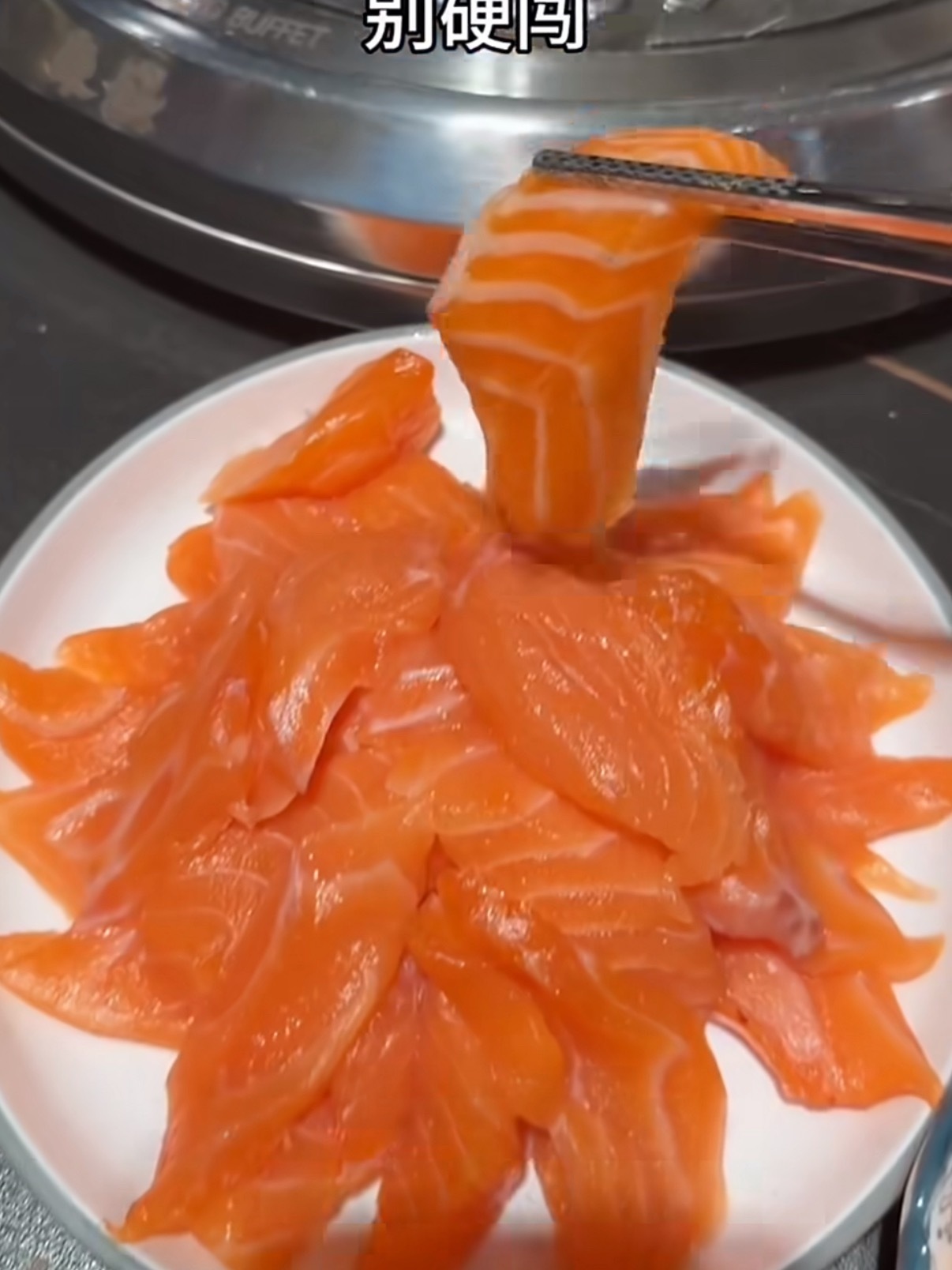 第一次吃生鱼片悄悄用油炸熟了真是白瞎了这么好的一盘三文鱼在好吃和难吃之间选了好