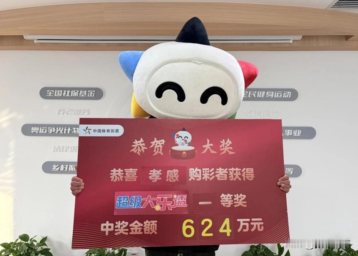 3位一等奖得主排队领奖，12月17日，大乐透第25144期开奖，全国中出15注一