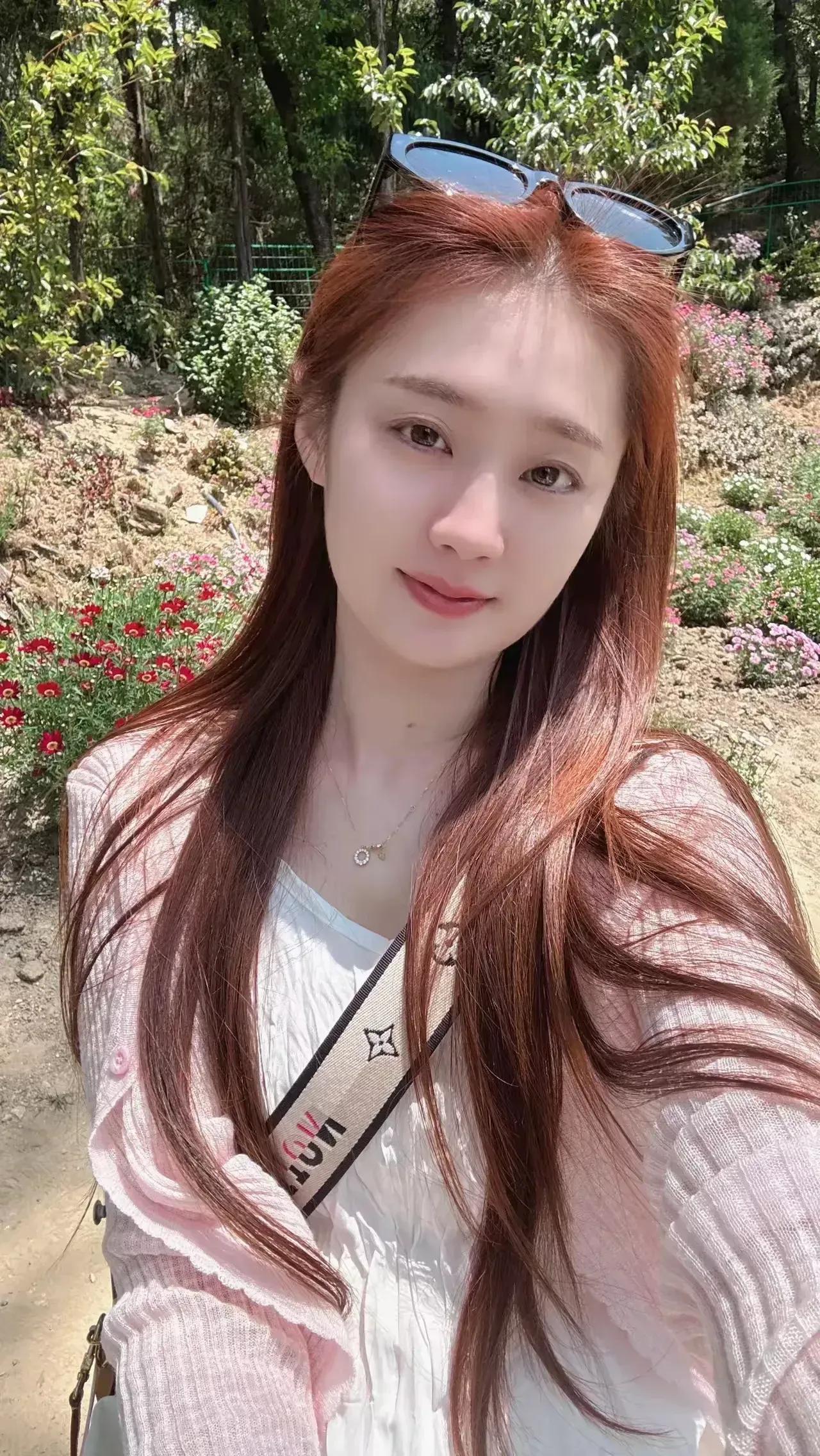 阳光明媚的午后，花海中的少女，笑靥如花。🌸🌞