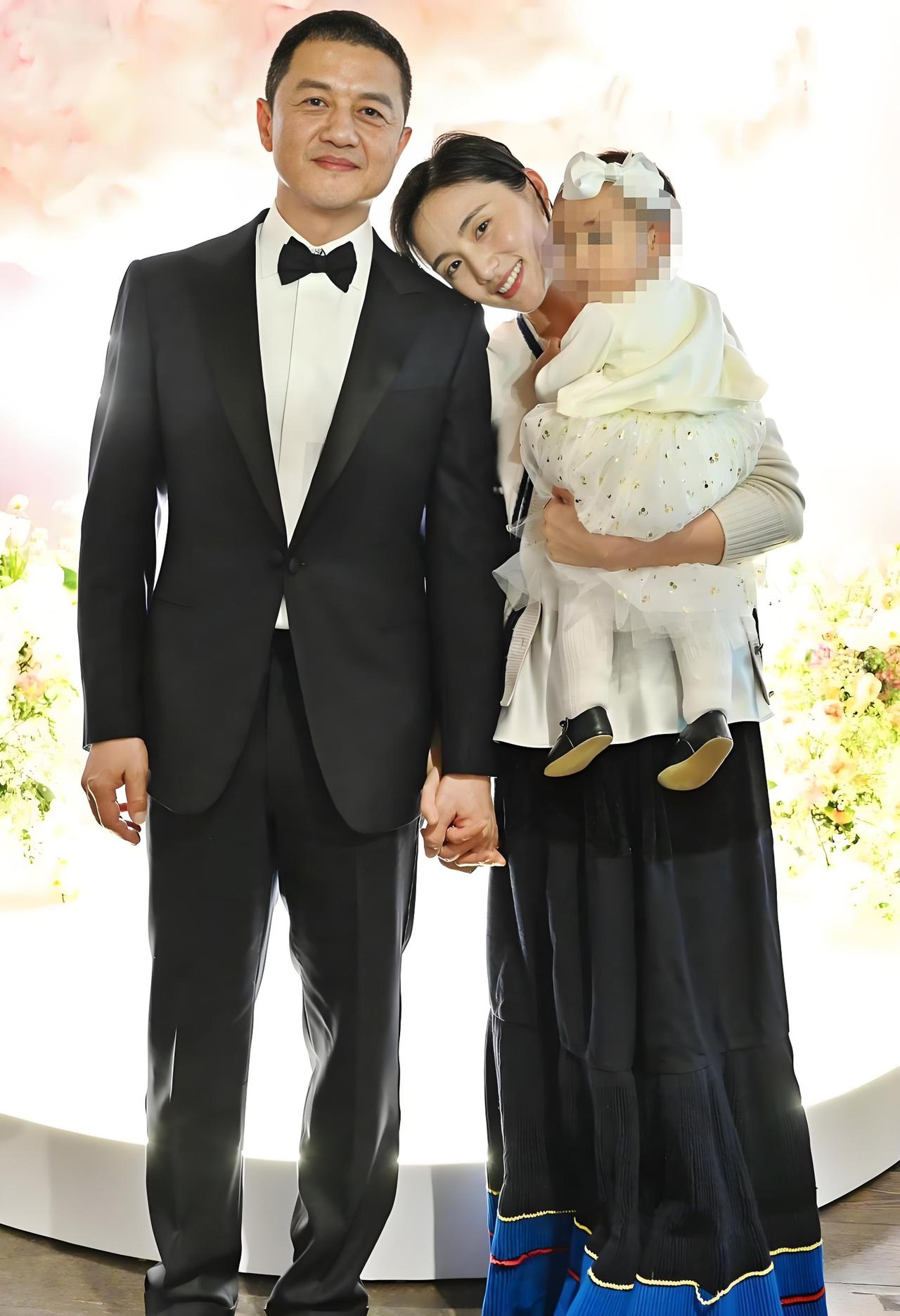 我跟我爸说李亚鹏离婚了我爸放下手机皱着眉说，“闺女，你知道海哈金喜她爸程
