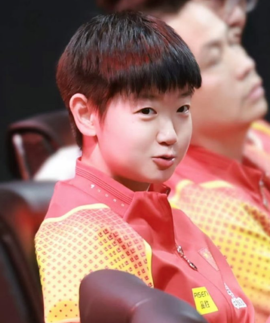 孙颖莎好好感受生活岁末将至，国乒人气王孙颖莎的一组可爱动态再度刷屏全网。无论