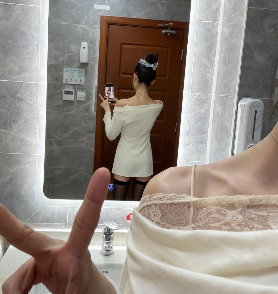 昨晚累到了，没有想到年轻的小哥哥精力那么旺盛[吐舌头眯眼睛笑]现在刚刚起床，打扮好，陪他