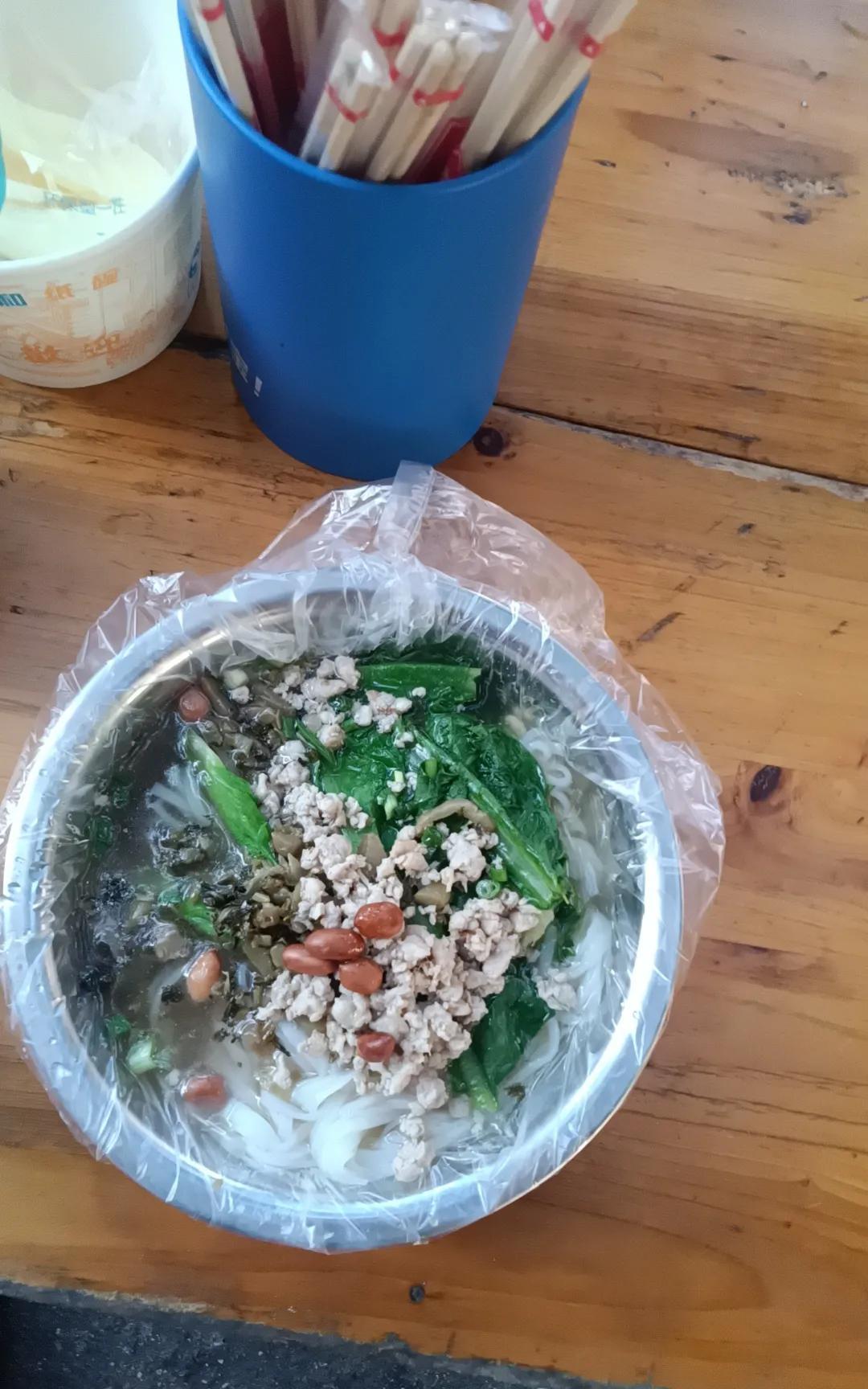 这年头，普通家庭的孩子读大学也是精打细算的最近同事是真忙，儿子考上的大学远在吉
