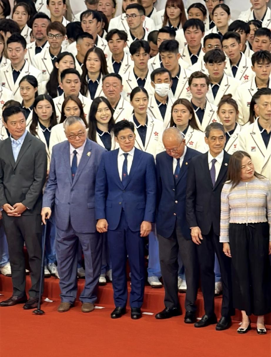 9月1日，霍震霆与霍启刚一起在香港参加沙田港队授旗仪式，两位都穿得很正式，合影时