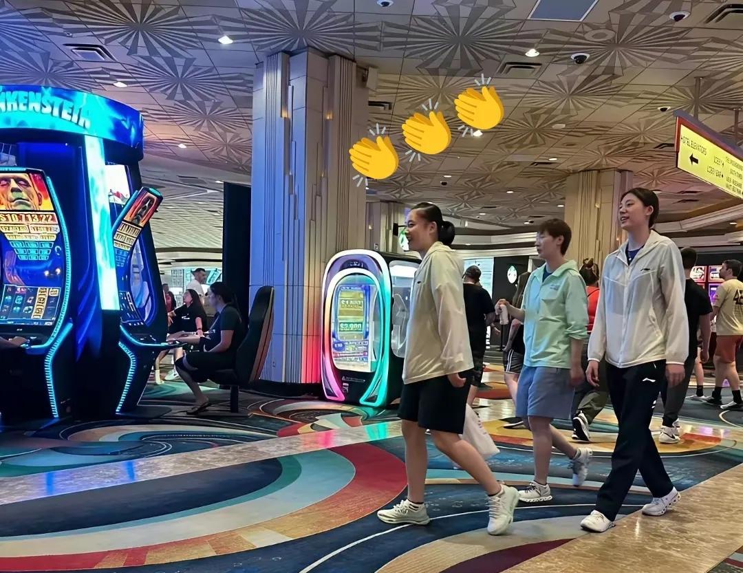 王曼昱带着两个亿妹妹逛商场！结束一天的训练后，鳗鱼带着两个亿妹妹来到酒店里逛上