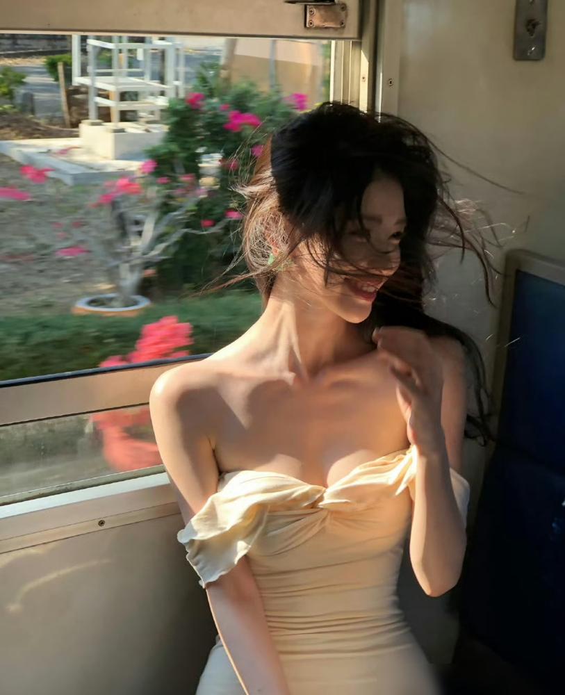 39岁方媛，这身材谁敢信是生过三胎？车门边，风一吹，紧身裙勾勒出逆天腰臀。全