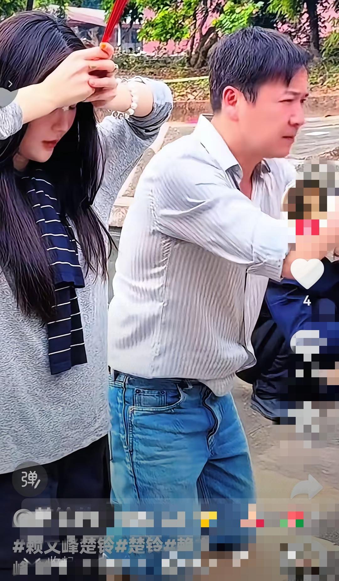 赖文峰带楚玲回福建晋江老家祭祖，赖文峰上身穿竖条白衬衫，下身一条牛仔裤，依然是那