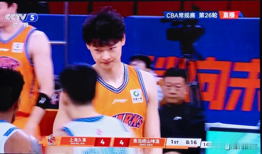王哲林，年薪600万的顶薪先生，全场就拿2分，球队赢球的决胜时刻，他被教练直接干