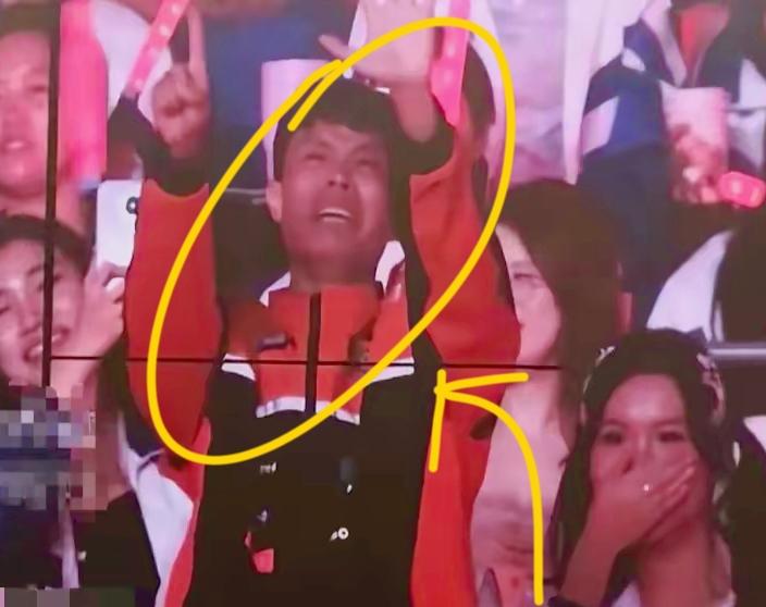 近日，一外卖小哥在徐良演唱会上抽中了咖啡机，徐良看到粉丝是个外卖小哥后，他觉得粉