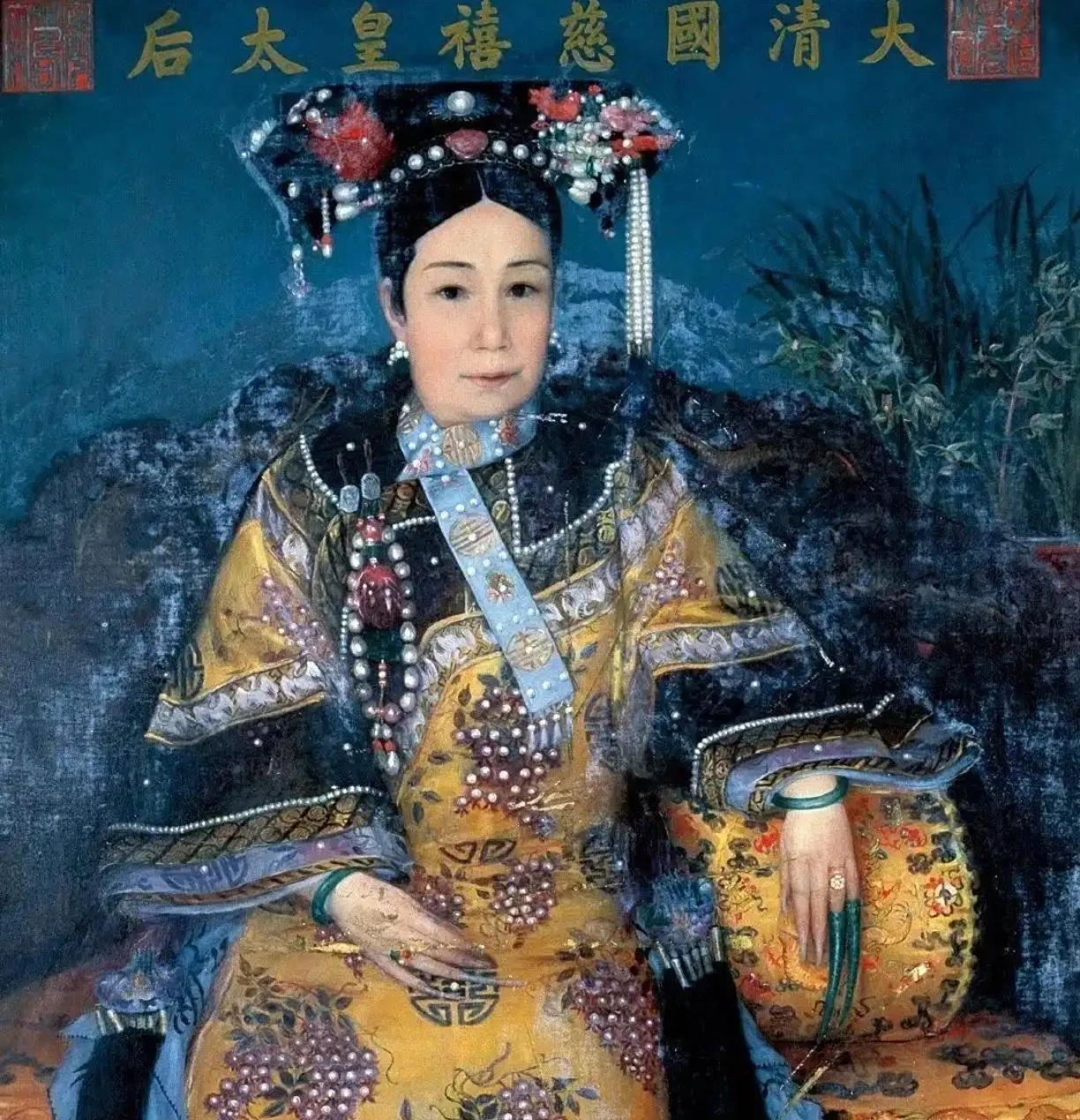 慈禧太后特别喜欢翡翠，看慈禧的油画上她两只手都戴着翡翠手镯颜色翠绿逼人，一看就是