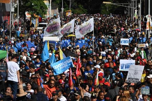 委内瑞拉彻底乱套了！民众直接冲进总统府，场面彻底失控！罗德里格斯以为靠着美国撑腰