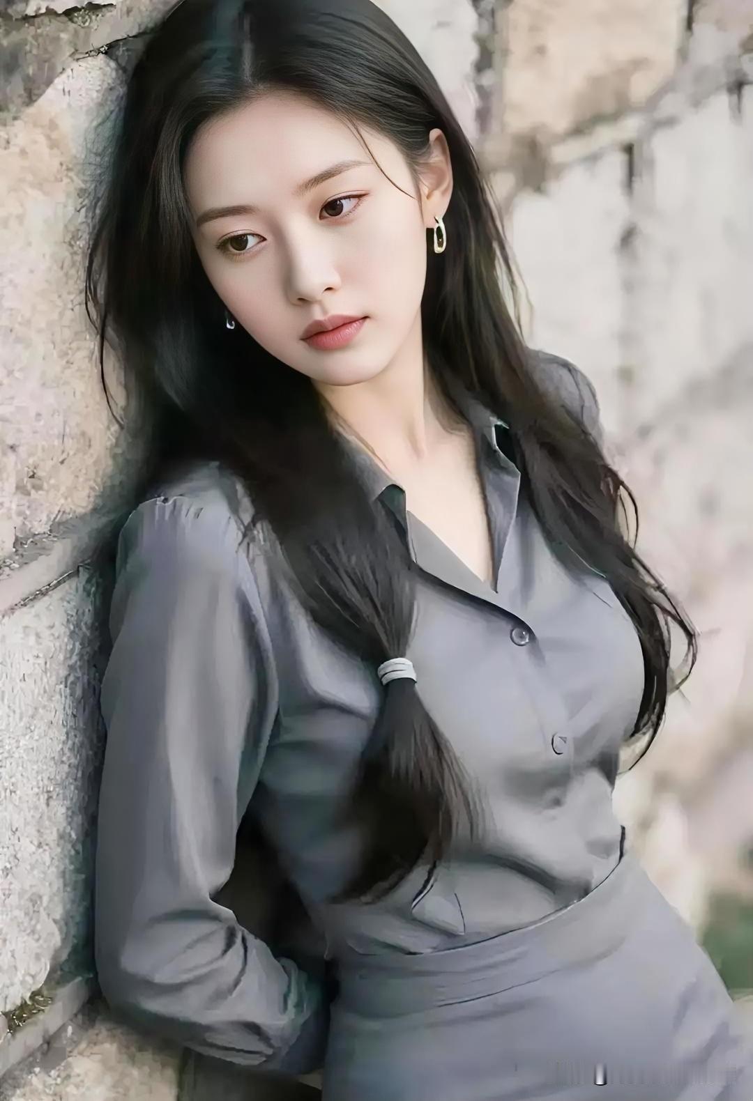 灰调衬衫裙简约知性，半扎长发随性慵懒，石墙背景衬托下，清冷气质愈发鲜明。