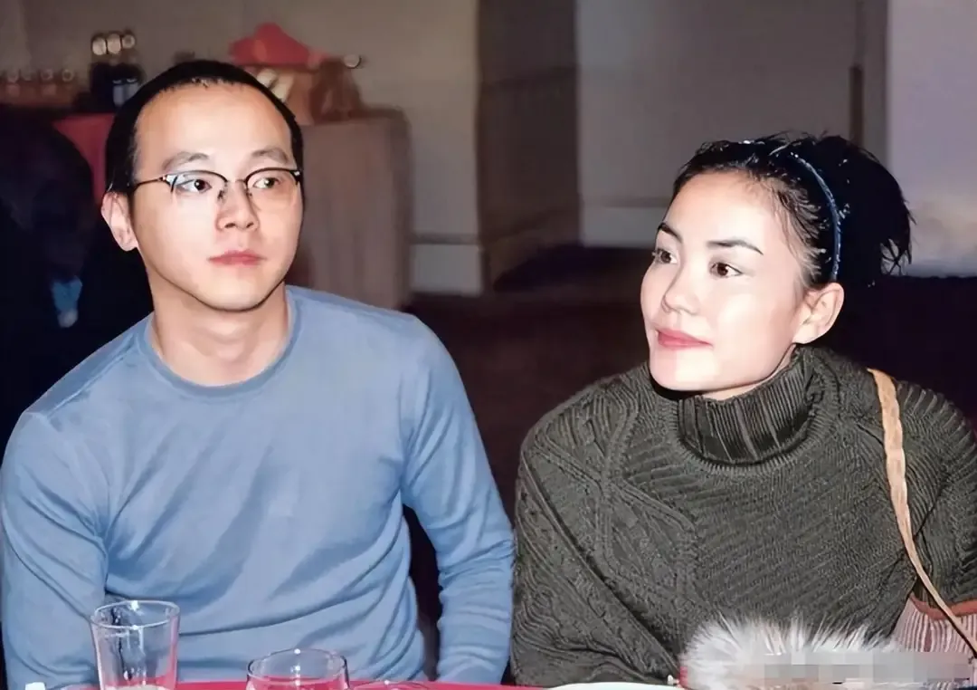 离婚27年的王菲，竟给56岁的落魄大叔窦唯留下一手好牌说“落魄”得先掰明白。窦唯现在不是穷到揭不开锅
