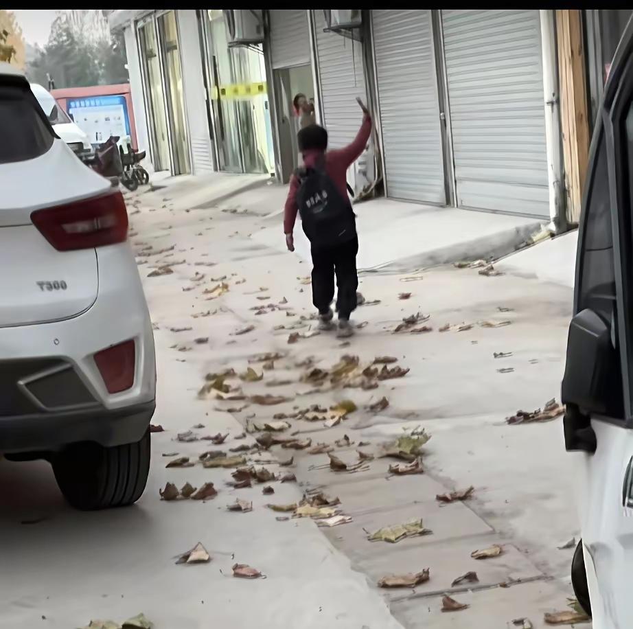 挥手告别妈妈的小男孩曾看哭全网！好消息，他的爸爸妈妈复婚了，孩子眼里的光回来了