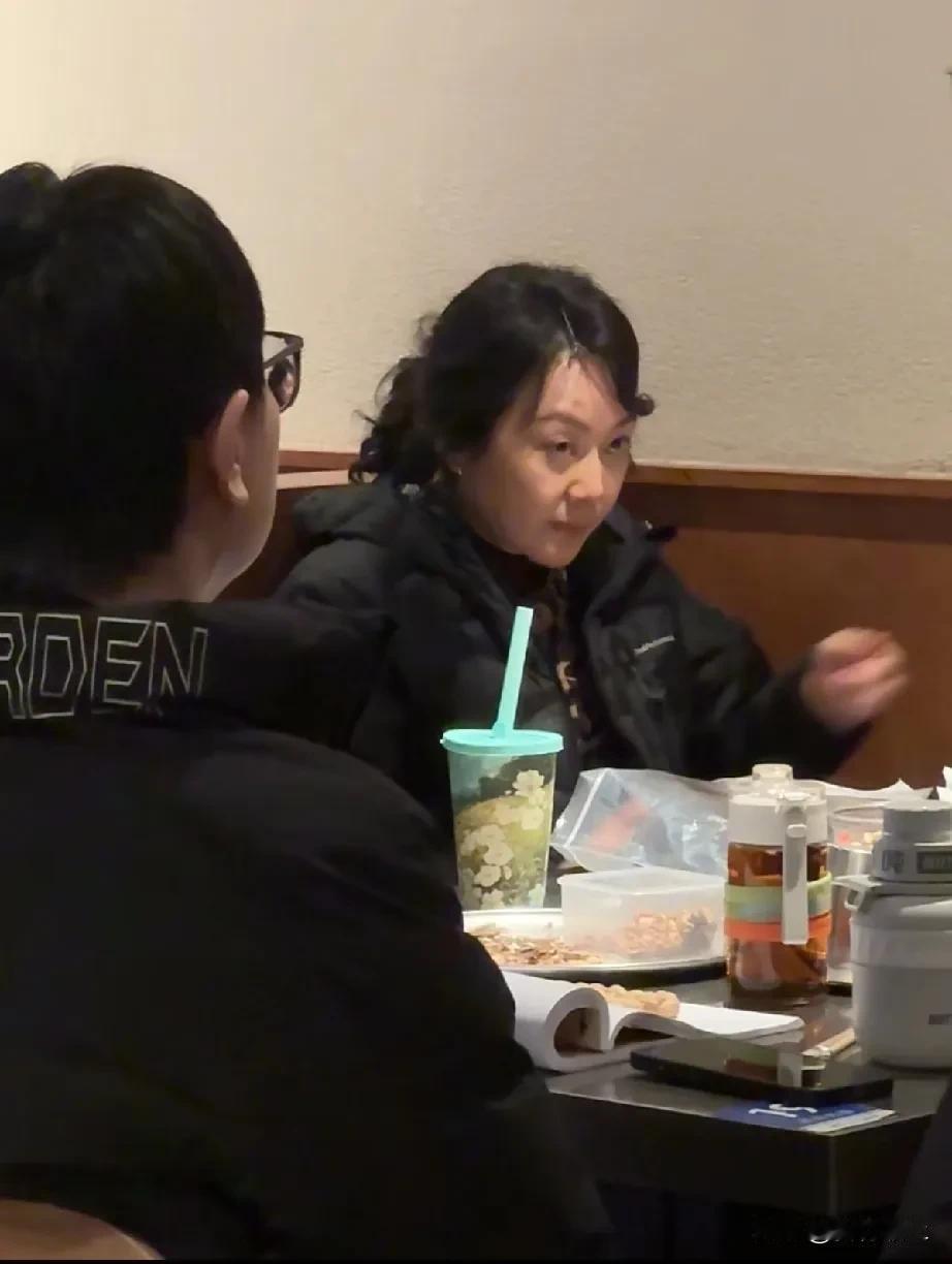 我问闺蜜，闫妮任素汐沈阳吃烤肉那事儿你看没？闫妮54岁素颜看着是有点老，眼袋