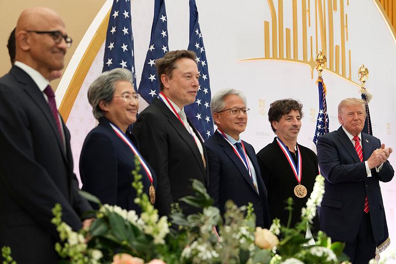 特朗普给马斯克、黄仁勋等人颁发美国国家科学奖章，称赞马斯克是当代爱迪生！10月8