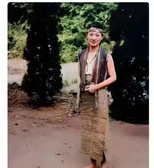 这才是赵四小姐幽禁时真容，非演员扮演，34岁赤脚穿民服惊艳时光