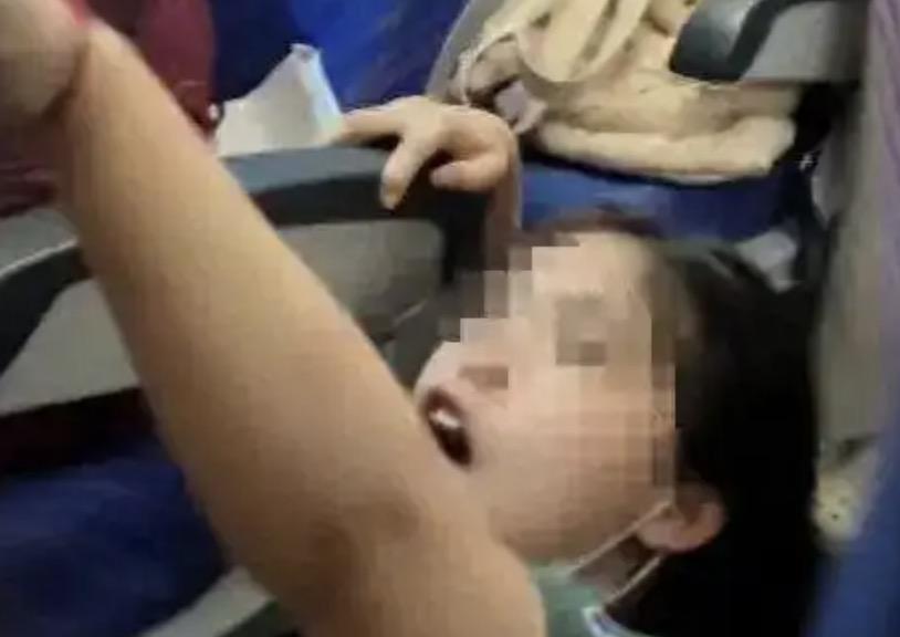 飞机上孩子无视提醒用脚踢前排座椅取乐，家长无底线包容并且全家齐上阵打小姐姐，男孩