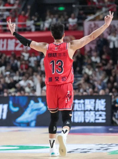 看来郭艾伦的伤病还是没恢复好。昨天，CBA广东龙狮男篮公布了即将赴美参加夏季联赛