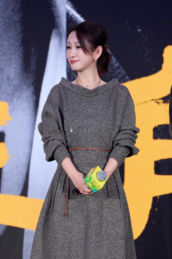 秦海璐穿出了70后想要的高级感！灰色针织衫裙+细腰带，简约又大气！​​​