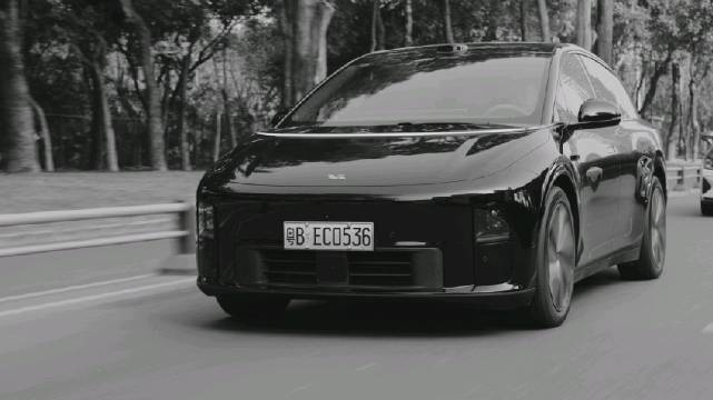 黑白帧美学：简化杂乱，让街头光影更聚焦 | 产品理念越简单越有力