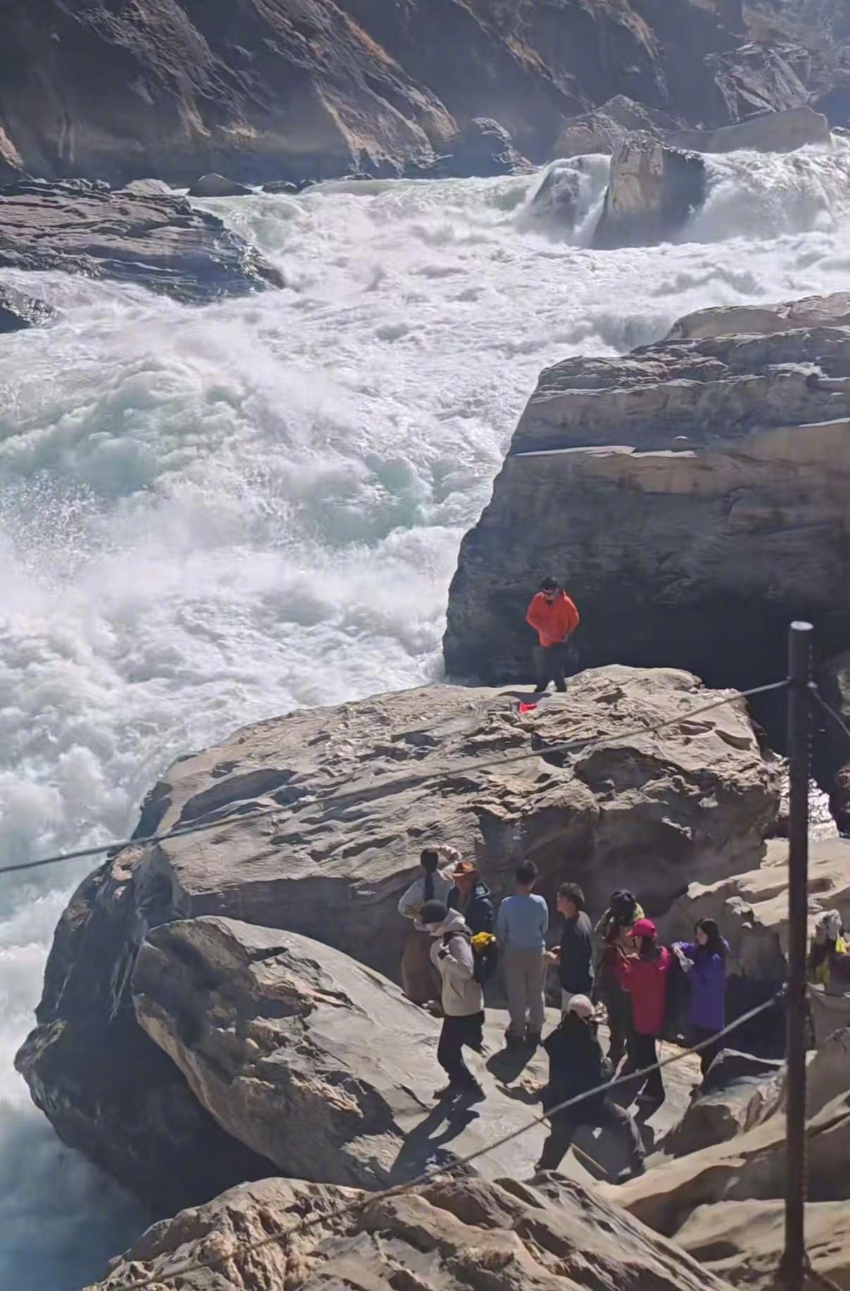 #虎跳峡落水男子遗体被巨石卡住#【虎跳峡落水男子遗体被巨石卡住！救援队称有人愿提