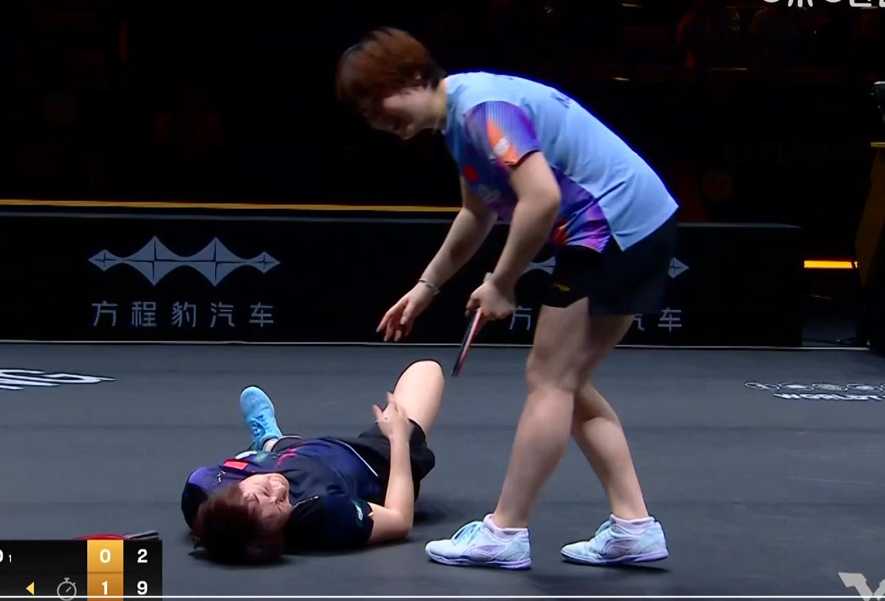 王曼昱摔倒的时候，看到看台上王励勤的眼神了吗？镜头下的王励勤神色十分凝重，倘