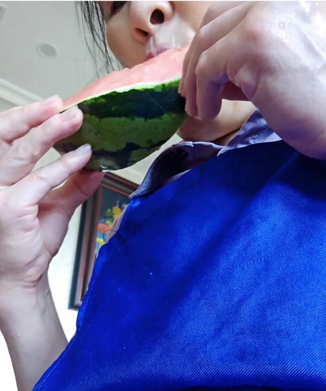 最近不知道怎么回事，特别爱吃水果。晚上干活回来，在大车子上买了一个西瓜，现在西