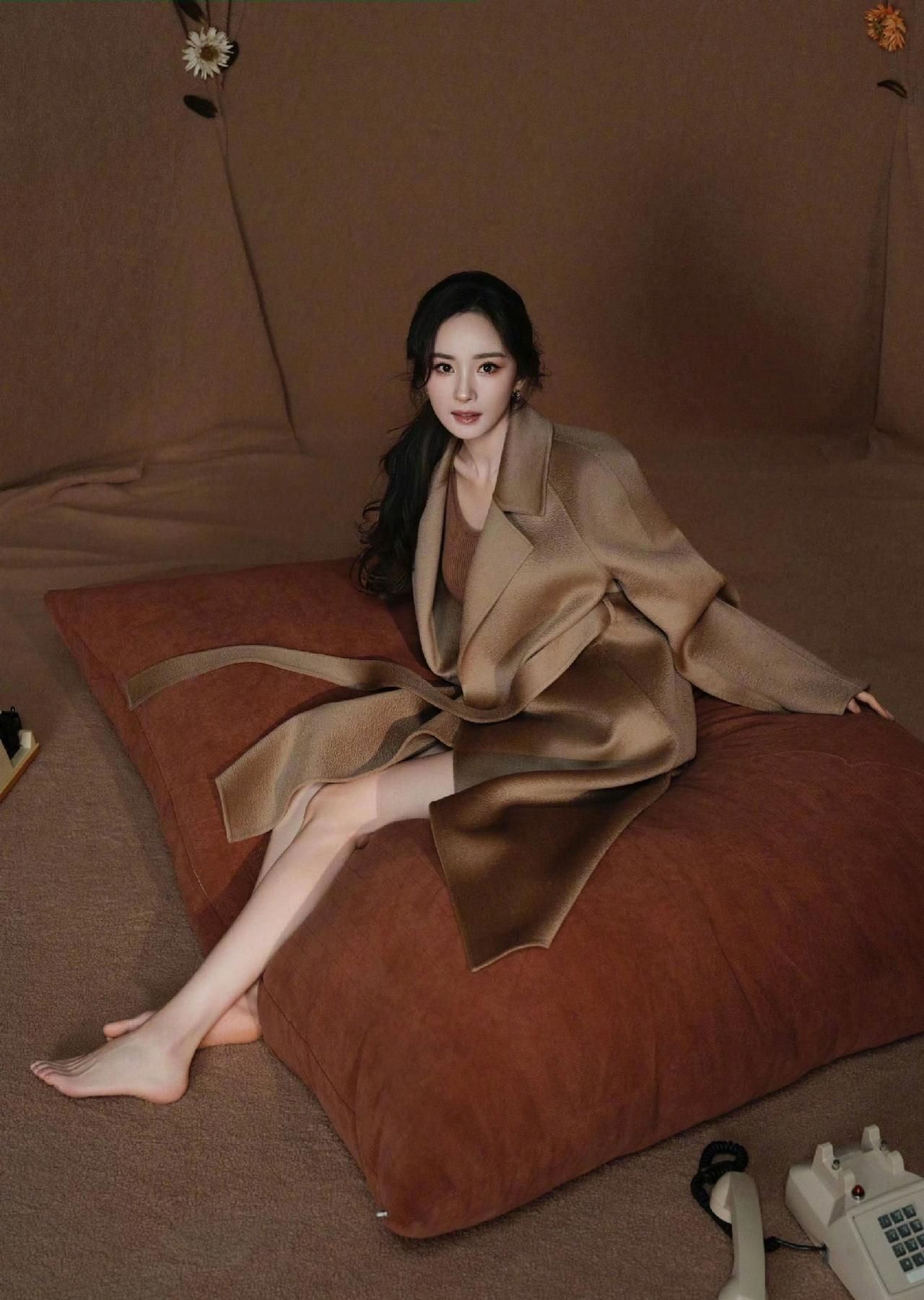 @杨幂～穿上鞋子…打个电话…去奋斗事业[比心]